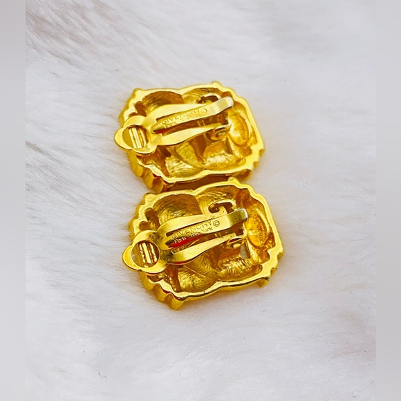 Authentic Givenchy gold tone clip earring - Picture 5 of 9